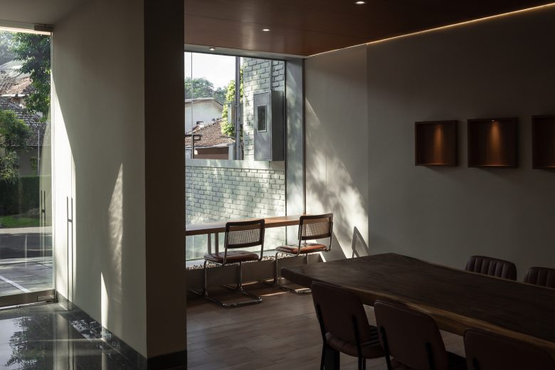 столик у окна Hibrew Coffee and Cuisine