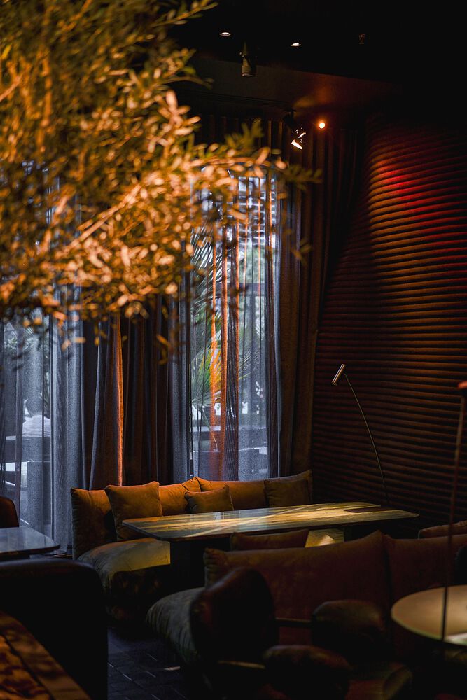 столик у окна MYATA Platinum Lounge and Restaurant