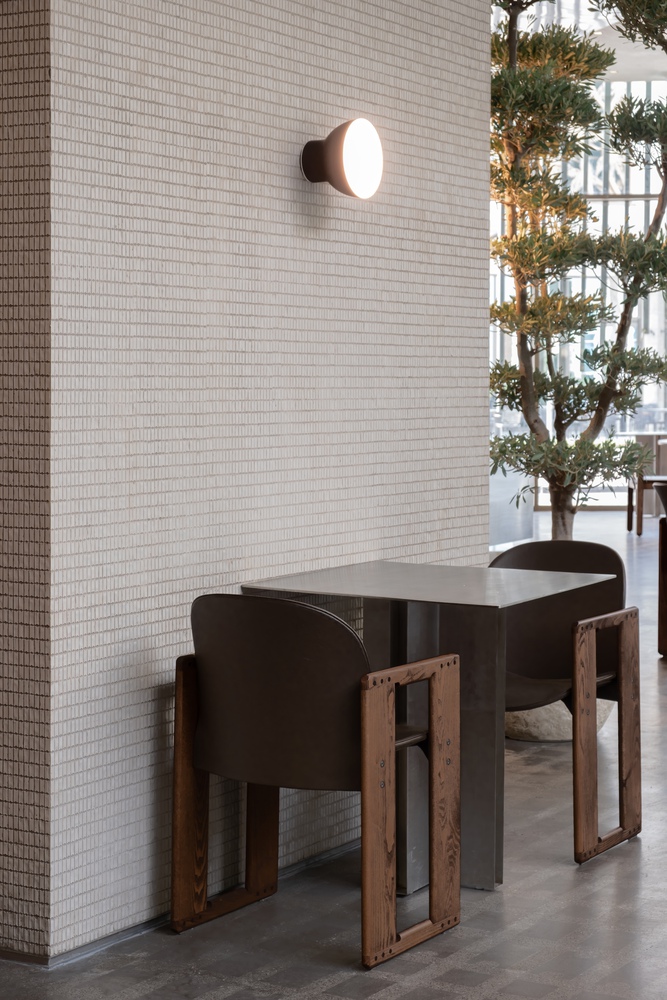 столик у стены Como Lounge Cafe и лампа