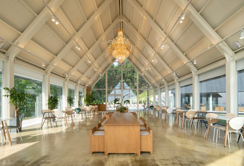 столик в середине с мягкими стульями May Day Cafe