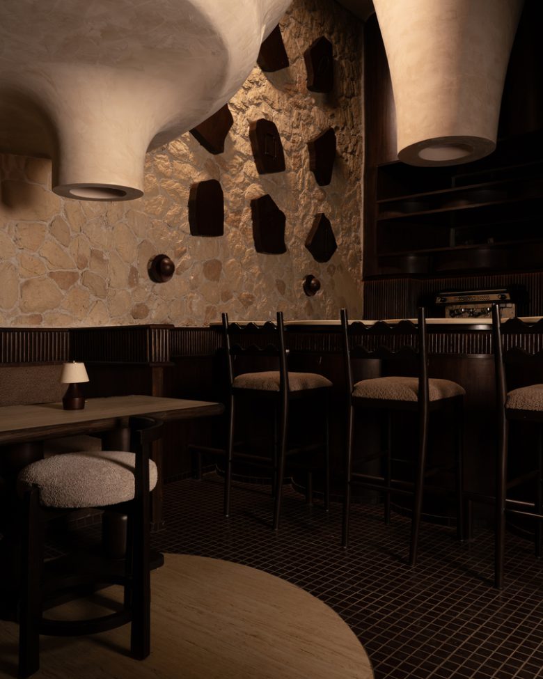 столик в углу CallMe Ten Restaurant