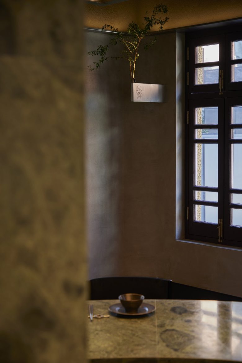 столик в углу Conglong restaurant