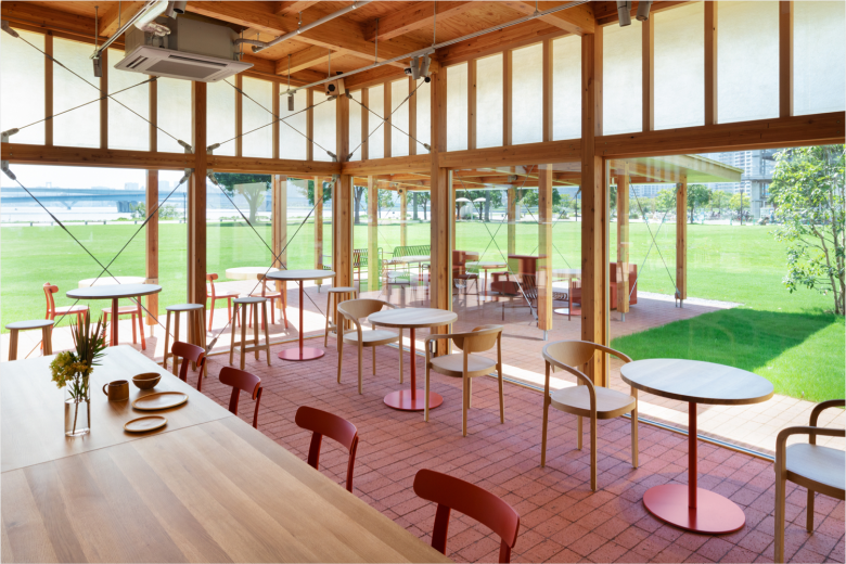 столики на двоих у окна Blue Bottle Coffee