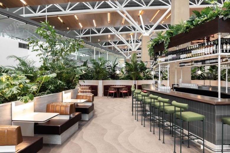 столики рядом с барной стойкой Aspire Westjet Lounge