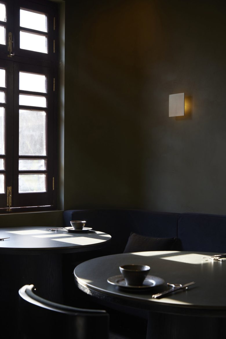 столики с диваном у окна Conglong restaurant