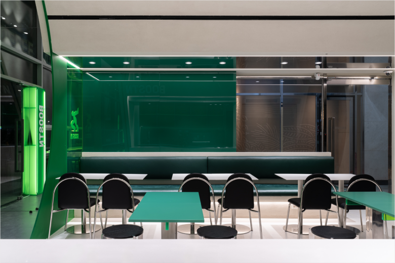 столики с длинными диванчиками BOOSTN café