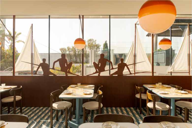 столики со стульями у окна El Mar