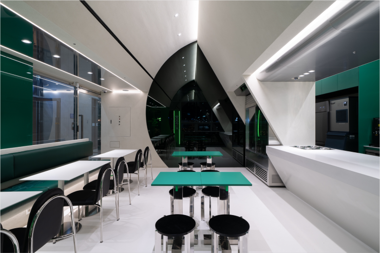 столики у окна BOOSTN café