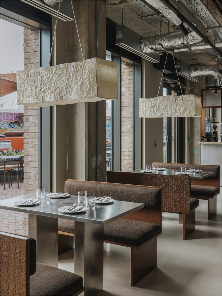 столики у окна Canal restaurant