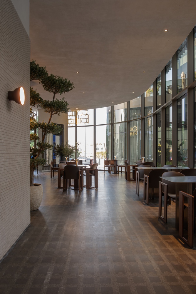 столики у окна Como Lounge Cafe