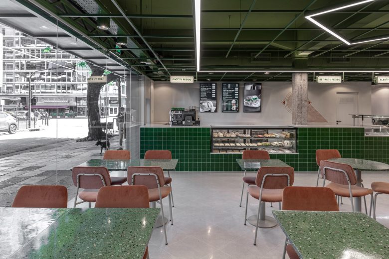 столики у окна Diletto Pastas – Barrio Chino