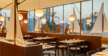 столики у окна El Mar