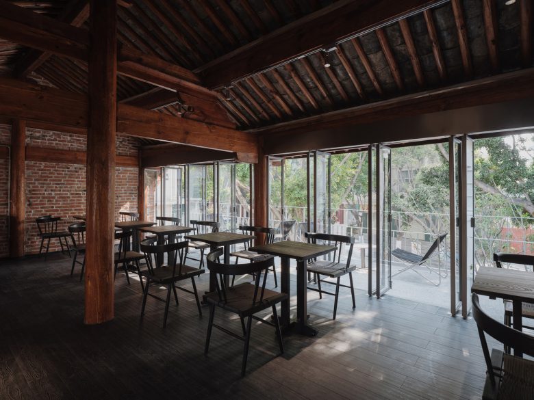 столики у окна Scented Coffee