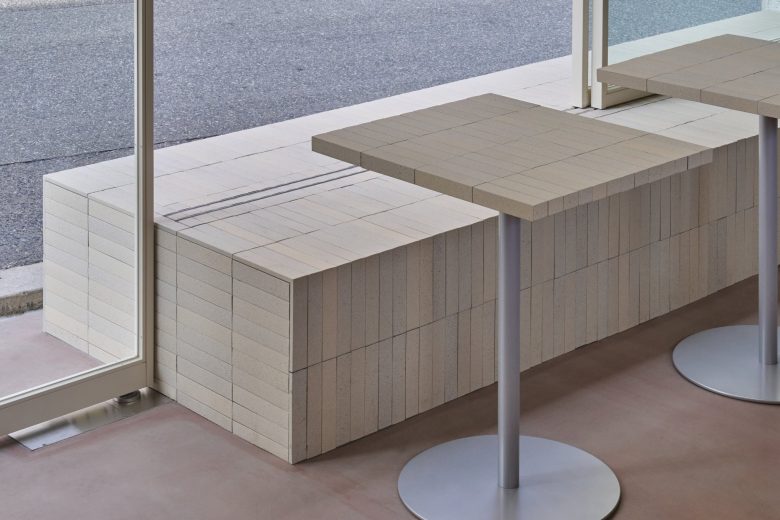 столики у окна heys