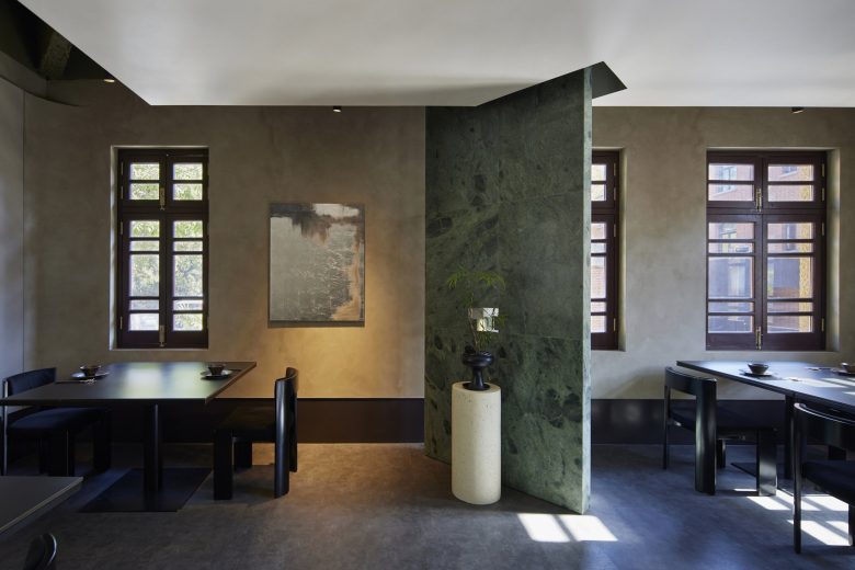 столики у окон Conglong restaurant