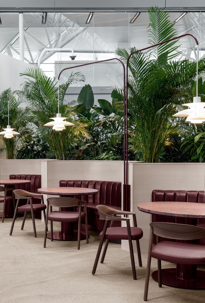 столики в нишах Aspire Westjet Lounge