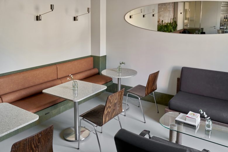 столики в углу кафе Acacia