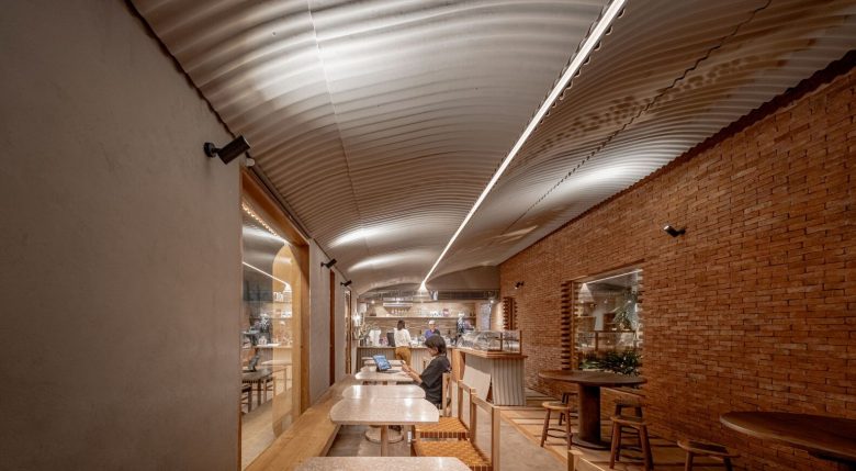 столики вдоль окна Kunst Ayutthaya