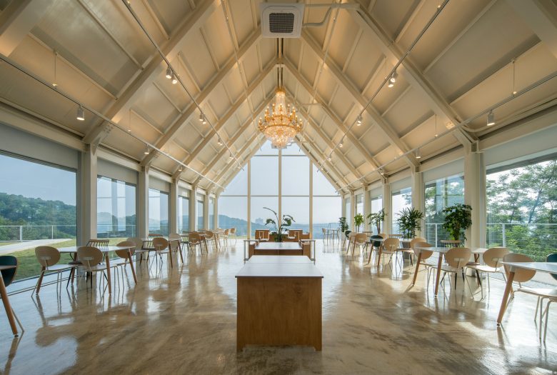 столики вдоль окон May Day Cafe