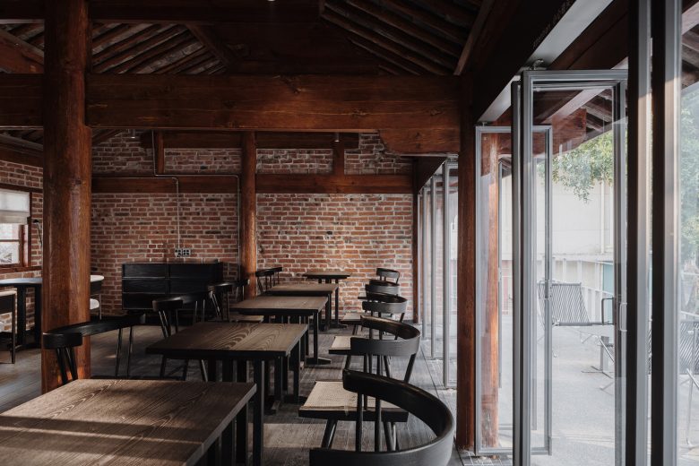 столики вдоль окон Scented Coffee