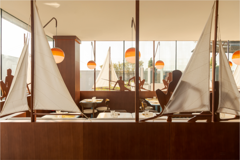 столики за перегородкой El Mar