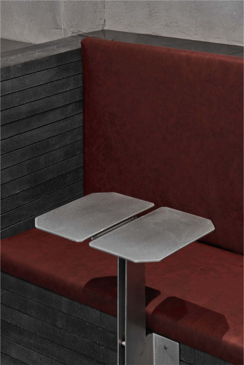 стол в углу Layers Bakery