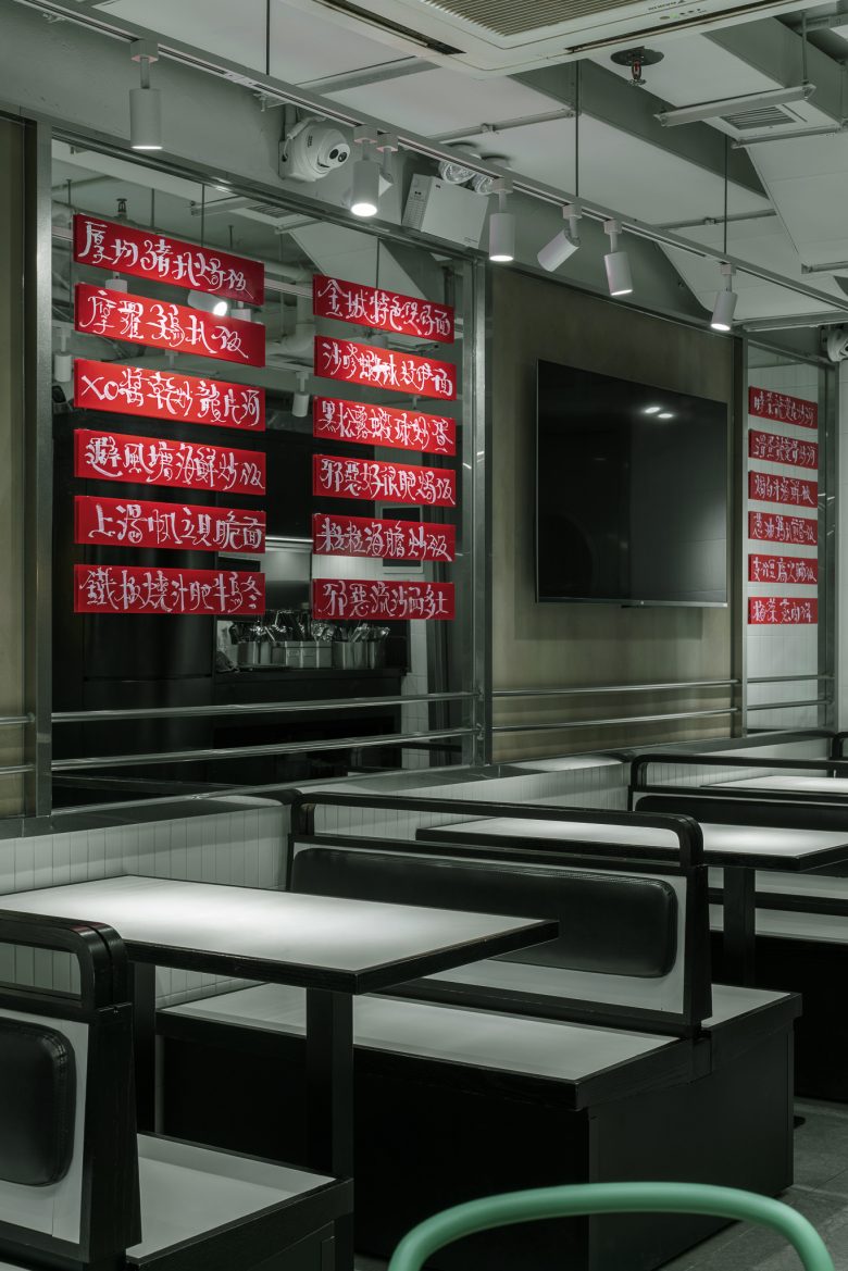 столы и вывески меню на стенах Cha Chaan Teng