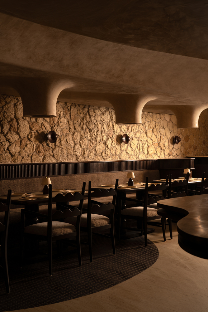 столы с диванами и стульями вдоль стены CallMe Ten Restaurant