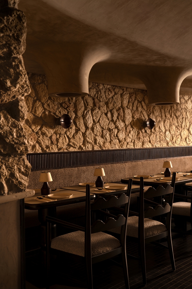 столы с диванами и стульями вдоль стены вблизи CallMe Ten Restaurant