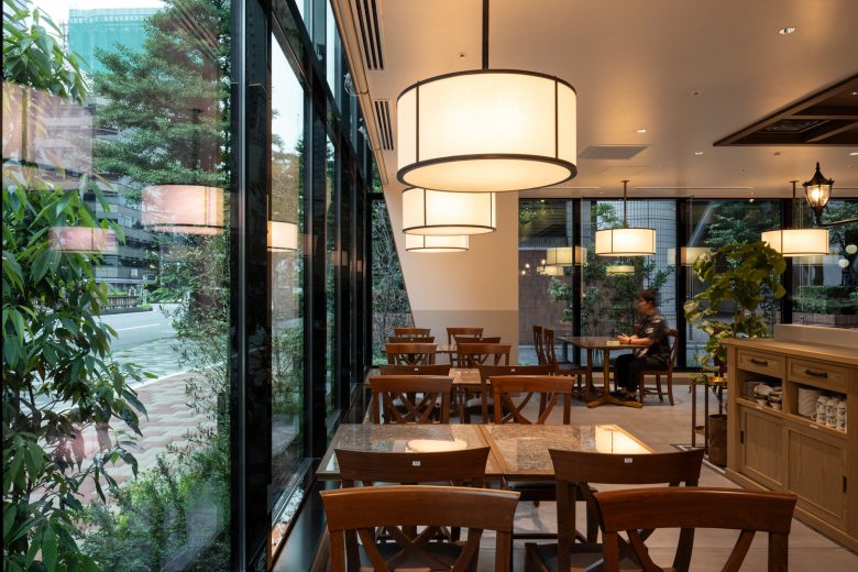 столы у окна в The Royal Park Hotel Ginza