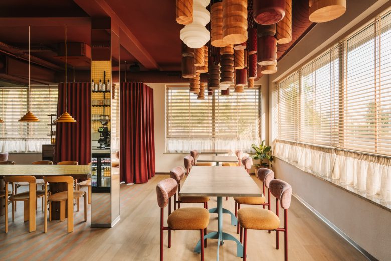 столы у окна Ragu Restaurant