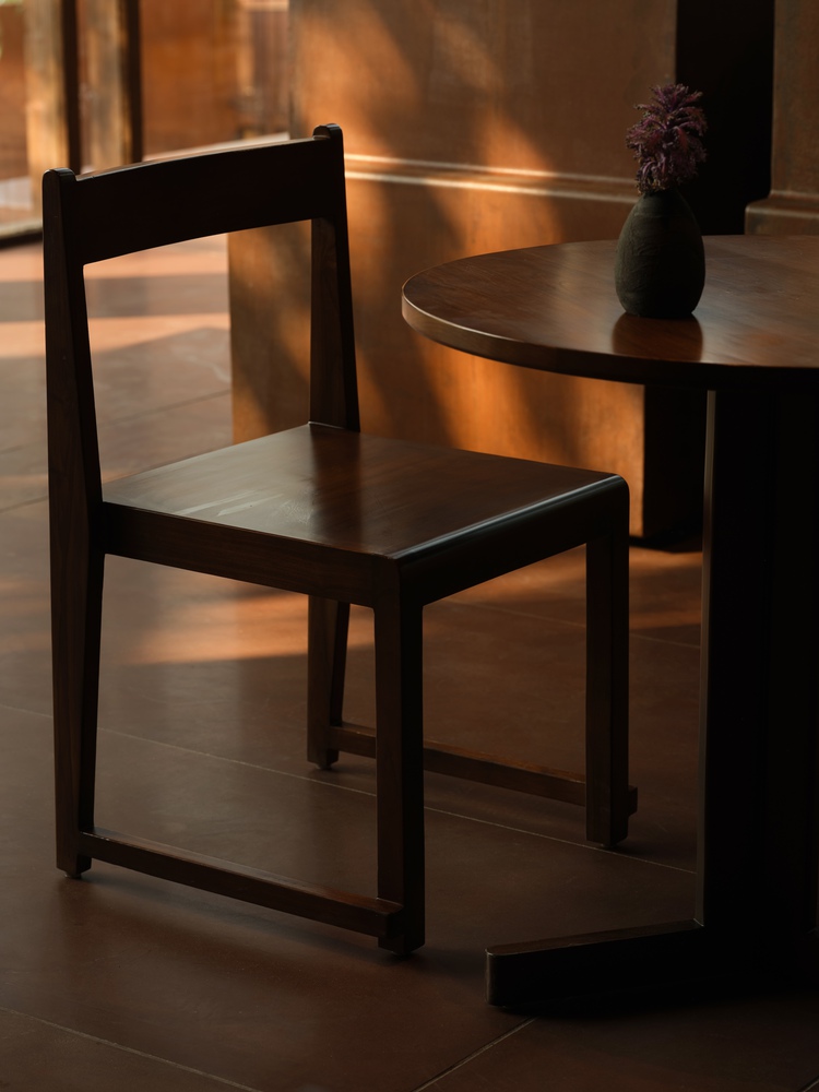 стул около стола True Black