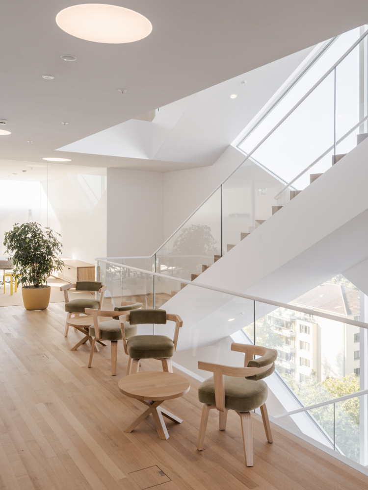 стулья у лестницы в Helvetia