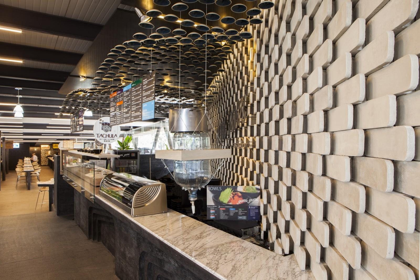 Оформление стен за барной стойкой в суши-баре