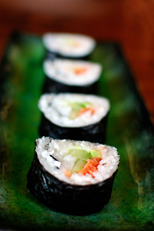 Суши рецепт: роллы с рисом на тарелке