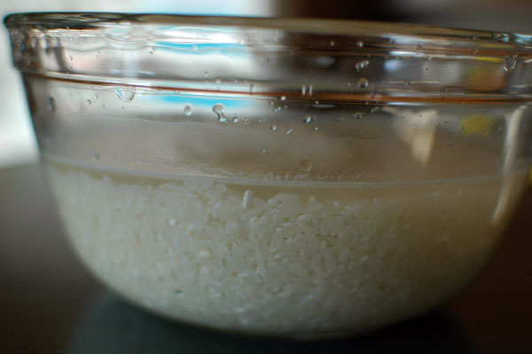 Суши рецепт - рис в прозрачной тарелке