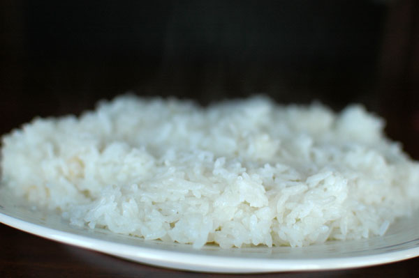 Суши рецепт  - рис на тарелке