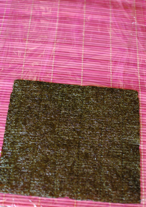 Суши рецепт - лист нори на бамбуковой циновке