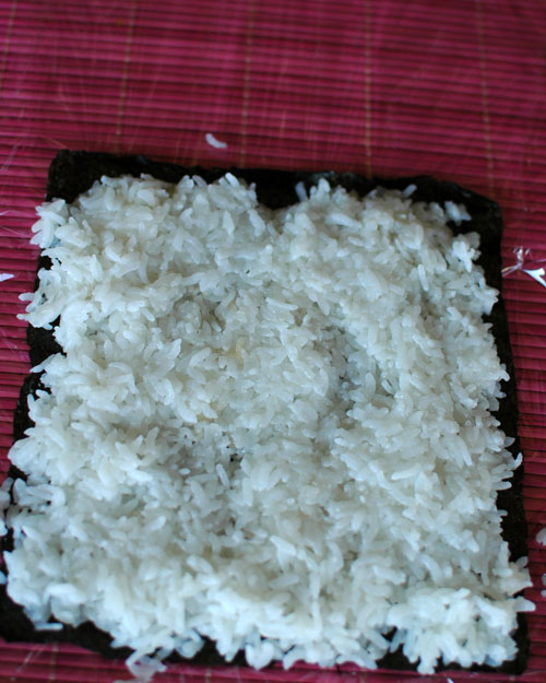 Суши рецепт - тонкий слой риса на листе нори