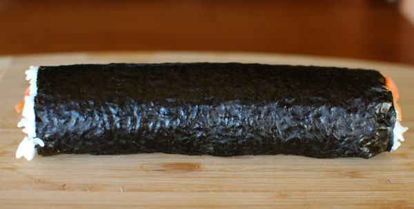 Суши рецепт - лист нори с начинкой закрученный в рулон