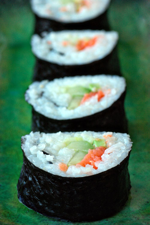 Суши рецепт - роллы с рисом, васаби, огурецом, авокадо и рыбой