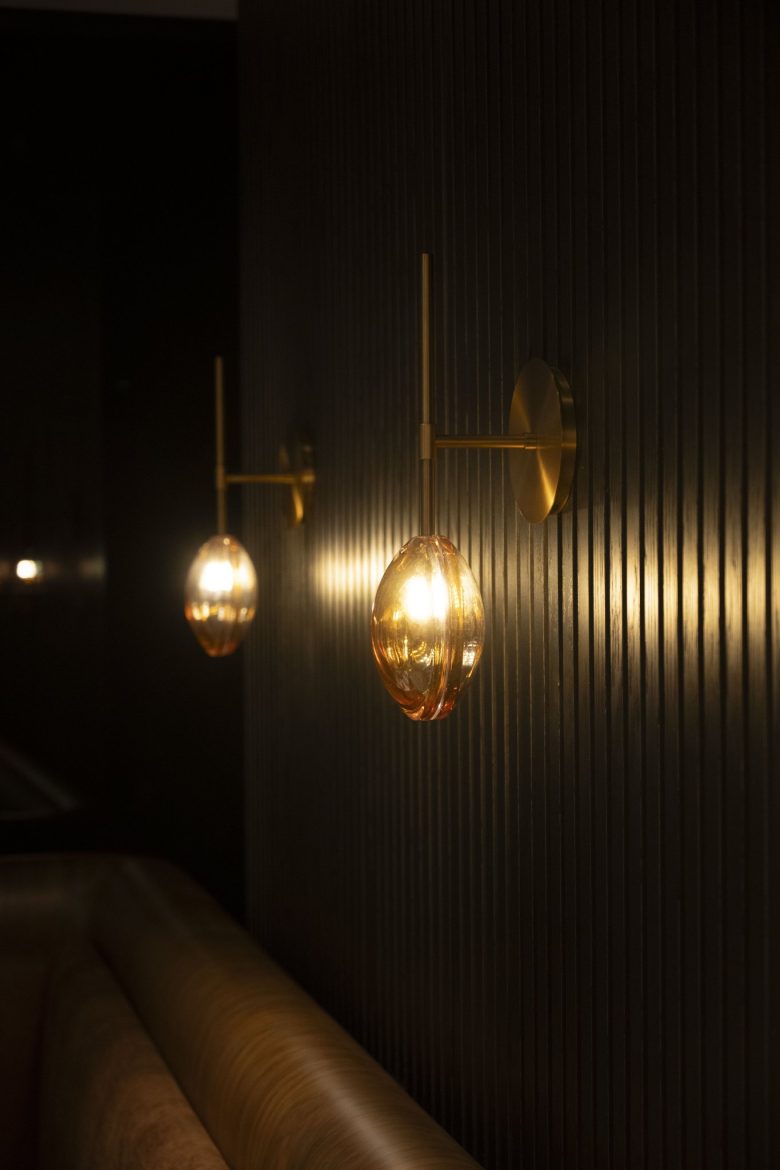 светильники в зале Jones Social в Дубае