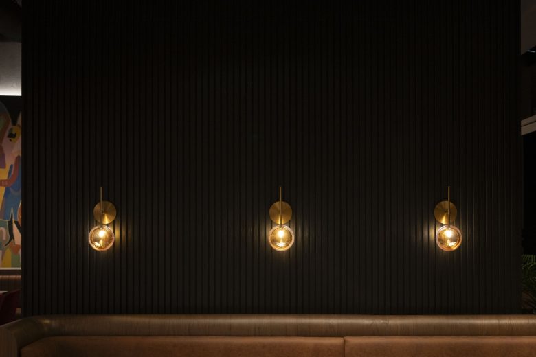 светильники в зале Jones Social в Дубае