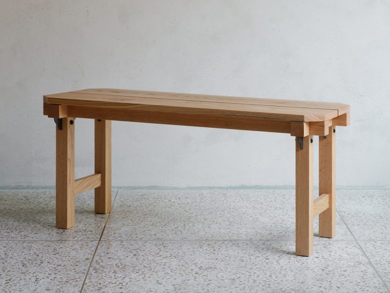 светлая деревянная лавочка Yeonheun Roasters