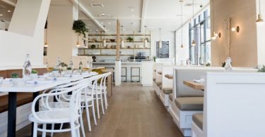 Светлый интерьер кафе в Лос-Анджелесе из экологичных материалов