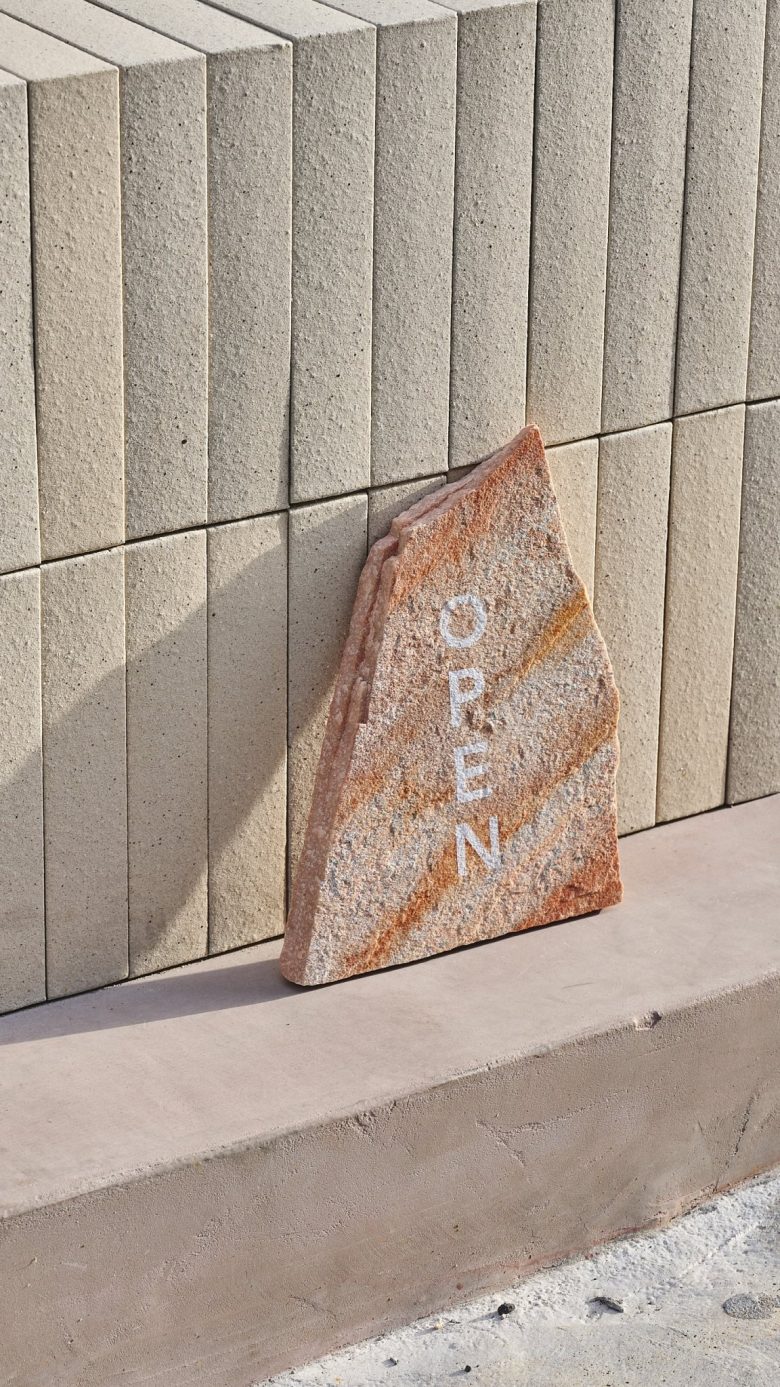 табличка из камня Открыто heys