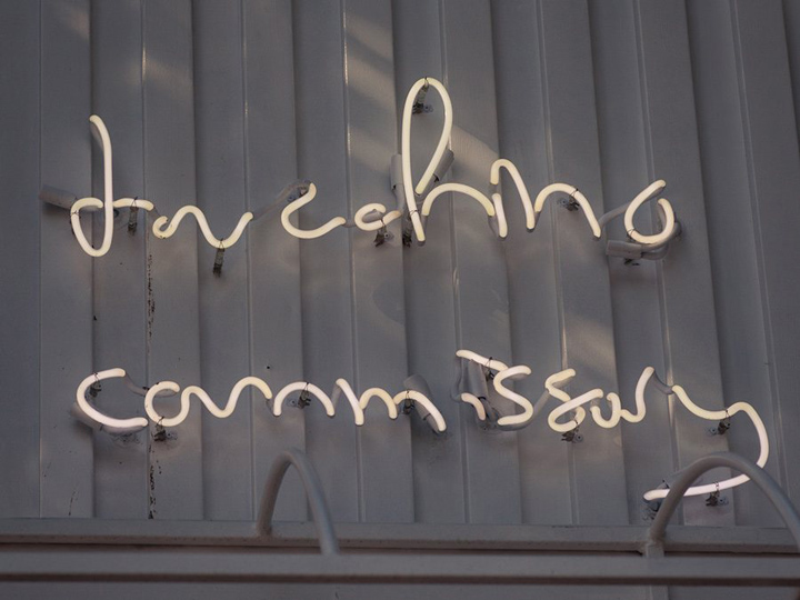Светящееся надпись кафе для дальнобойщиков Taco Fino в Ванкувере