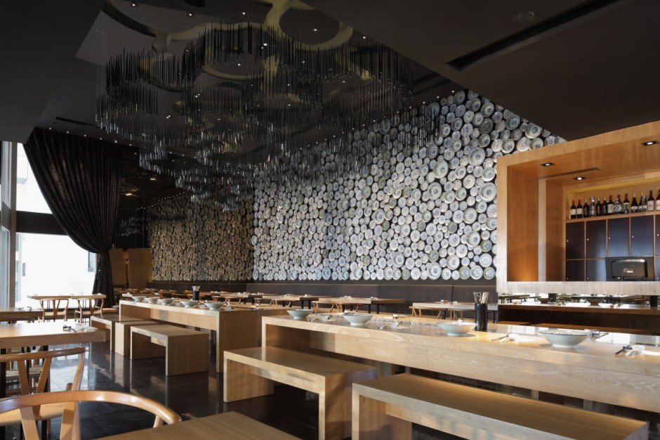 Декорированная стена расписным китайским фарфором ресторана NOODLE HOUSE в Китае 