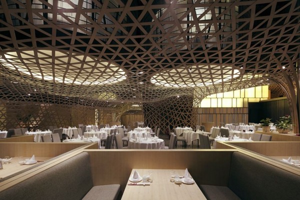 Декорированный бамбуковыми решетками потолок ресторана Tang Palace