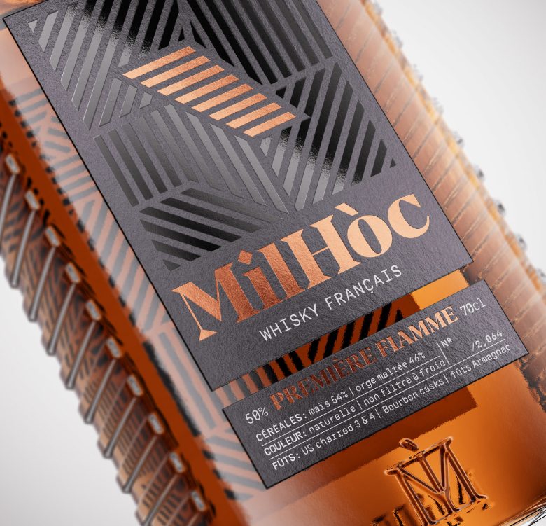 темная этикетка Milhóc Whisky